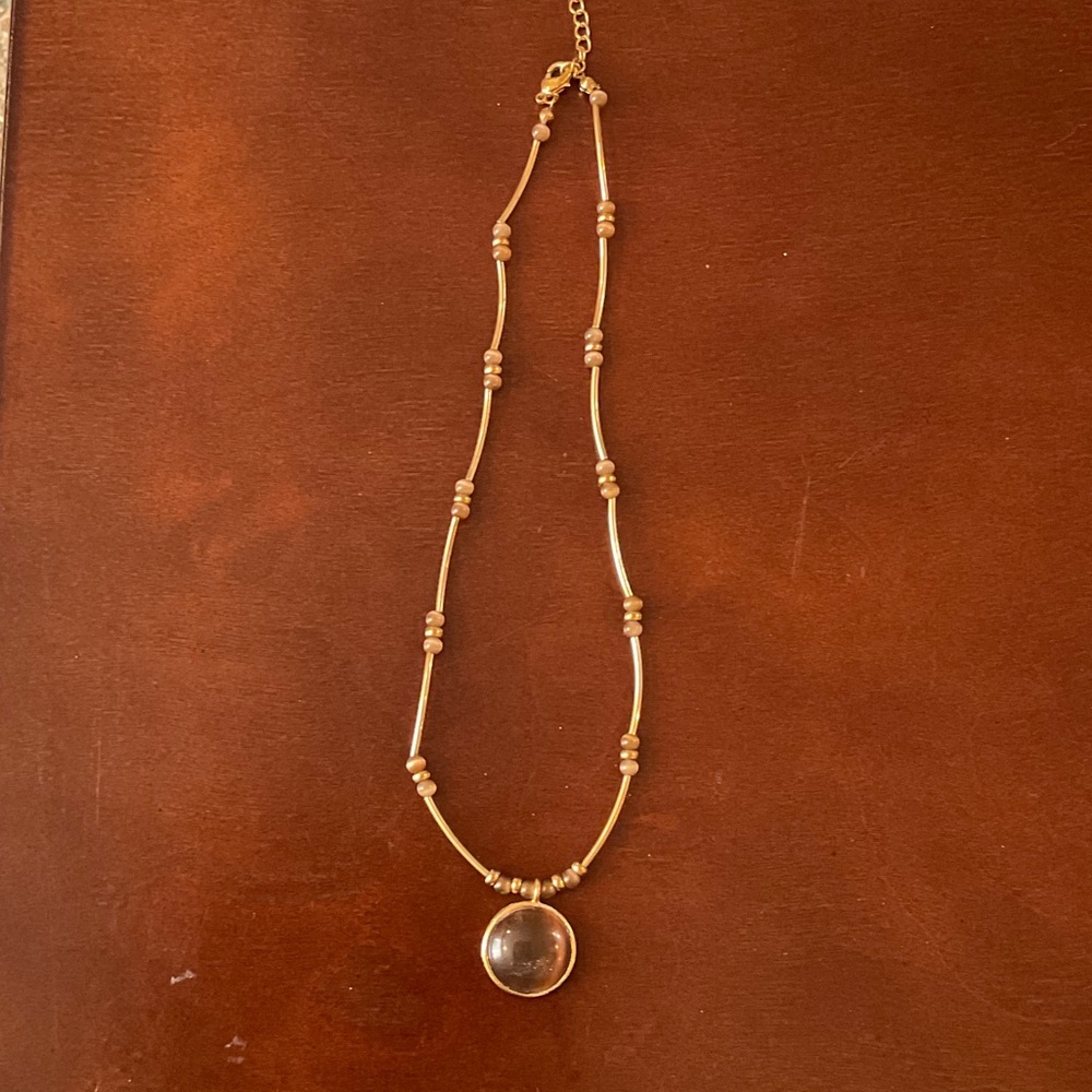 Elegant Gold Necklace with Pendant
